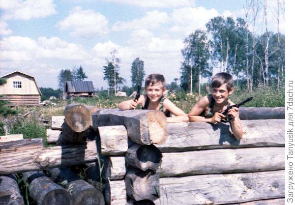 Муж даже принялся сам строить дом. Но его хватило только на 4 венца. Разобрали и отдали на дрова соседу.