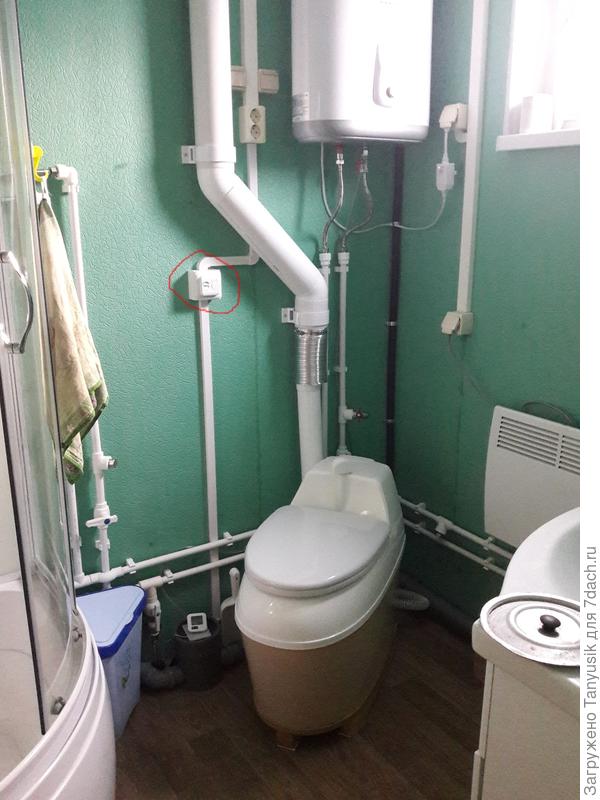 Вот на этой коробочке устанавливаем время в минутах, сколько вентиляция работает, а сколько перерыв. Выше - два выключателя от нее.