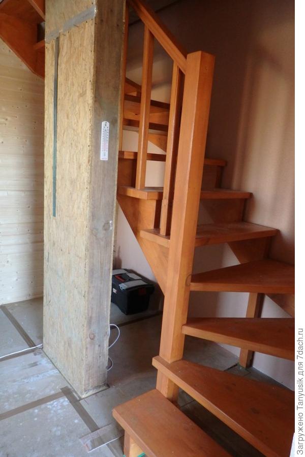 Лестница была разобрана, ошкурена, покрыта 3 раза лаком, цвет - "клен", и заново собрана.
Стена за лестницей - цвет "беж".
Слева стена - обшита вагонкой. Потом тоже покрасим. И колонна посередине тоже будет обшита вагонкой.