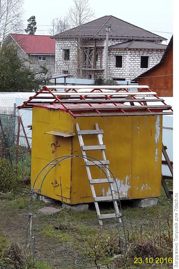 Решил сделать двухскатную крышу.