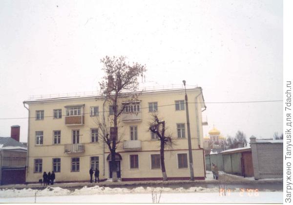 Орел. Дом Струковых в 2006 г. на ул Розы Люксембург,8 (бывш. Б.Мещанская). Раньше дом был 2-этажный и принадлежал целиком Струковым. За домом был большой сад.