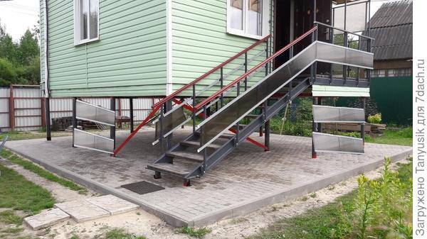 Это только идея. Конечно, полосы должны быть параллельно земле, а растояния между ними поменьше.