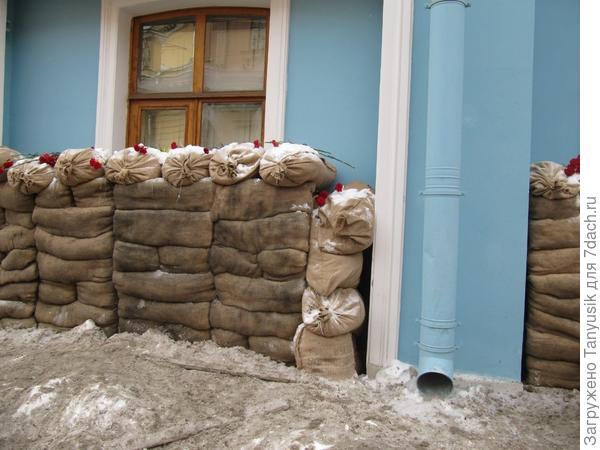 На Итальянской улице (в годы войны она называлась Ракова) воссоздана обстановка блокадного города.