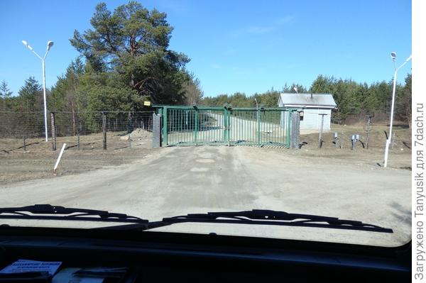 Доехали до приграничной зоны. Далее водителя не пустили, т.к. у него не было пропуска.