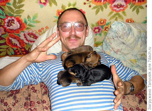 Кирилл показывает, какие они уже большие на 12-ый день.