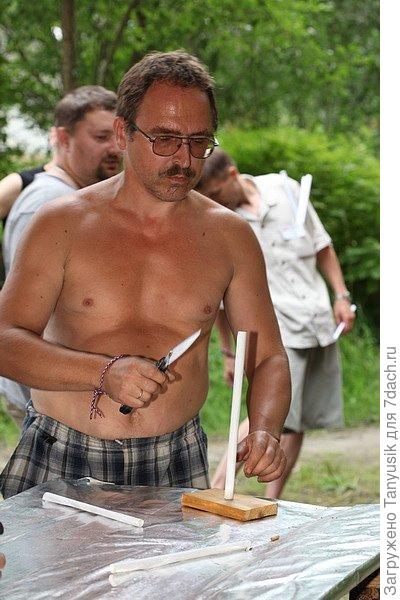 Второй конкурс - перерезание бумажной трубочки.