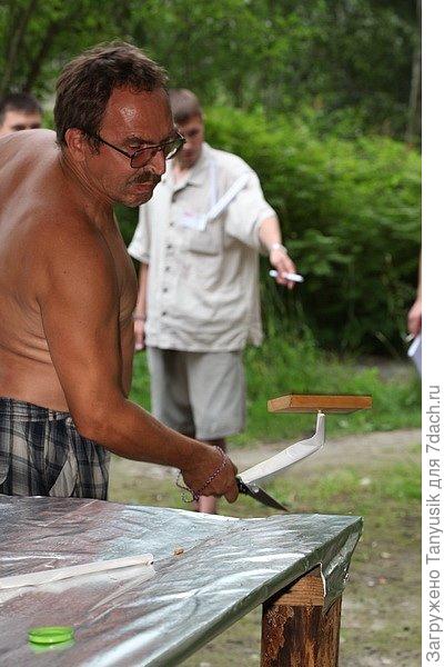 Кирюша малость перестарался - смахнул не только половину трубочки, но и дощечку, на которой она крепилась...