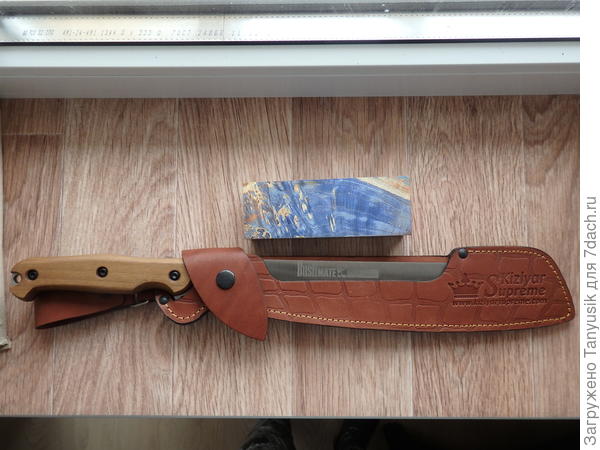 Подарочки. А ножны-то какие! А брусочек из клена (я не вникала, чем и как его пропитывали).