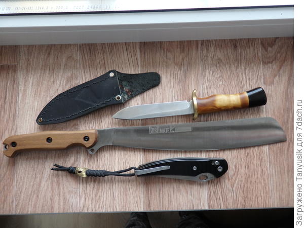Верхний нож Кирилл сам сделал. И чехол к нему. В середине - тот, что вчера купили. Я его называю "тесак"-))