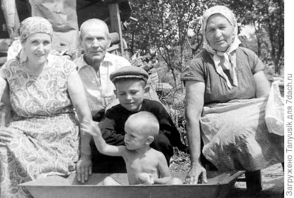 Танюшку в корыте купают бабушка, дедушка и соседи!