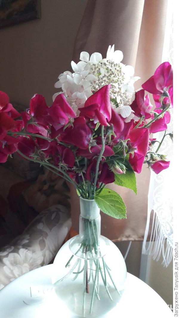 Отлично стоит в букете!