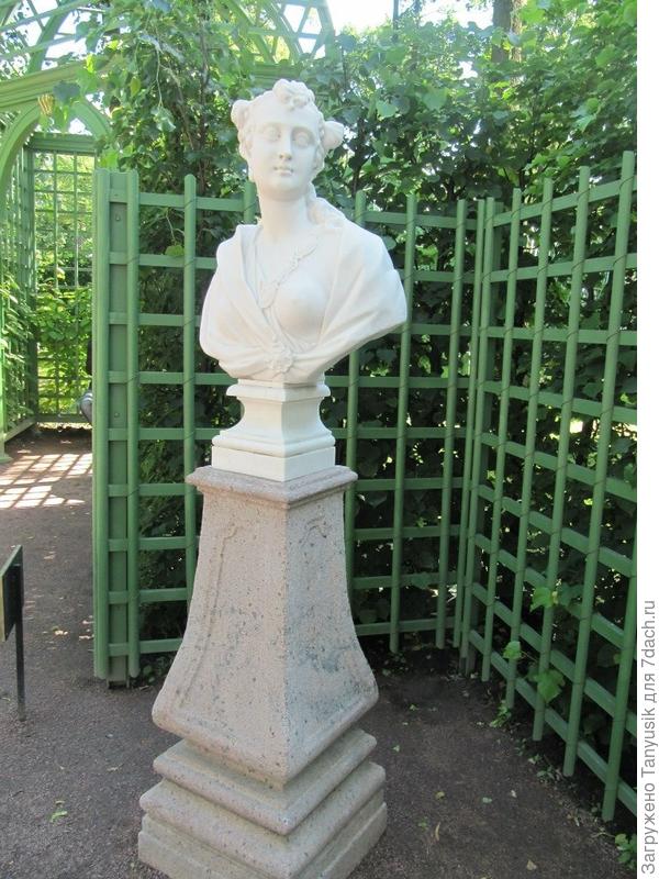 Скульптура в летнем саду.