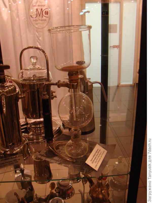 Такой кофеваркой-спиртовкой любил пользоваться Бетховен. Фото из Музея Кофе в Питере.