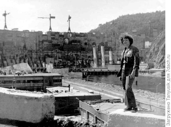 Этоя на фоне плотины. 1981 г