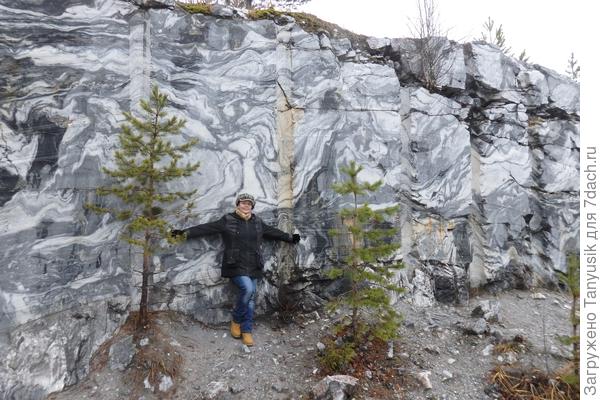 Есть здесь что-то магическо-романтическое! А камня здесь много... Он напоминает ломти, которые очень ровно разрезали острым ножом.