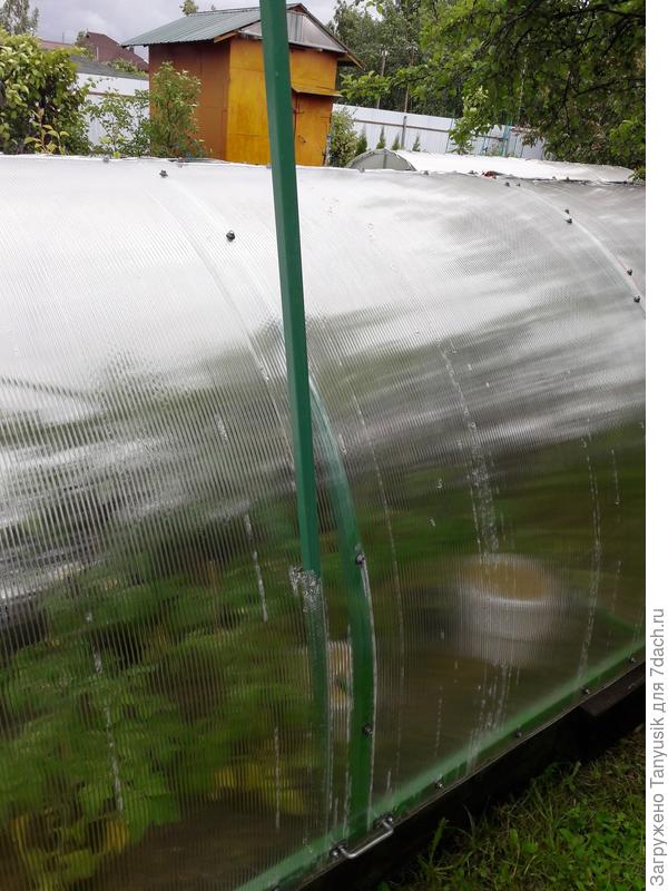 Так стойка пробила поликарбонат.