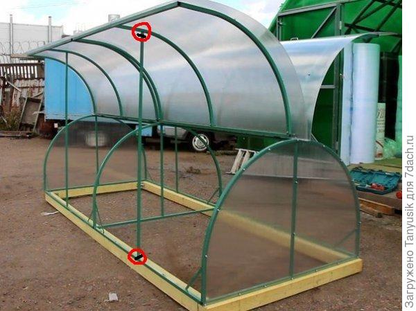 Здесь я отметила, где надо вставлять в дырочки гвоздь. Дырки имеются, а то, что вставлять - нет.