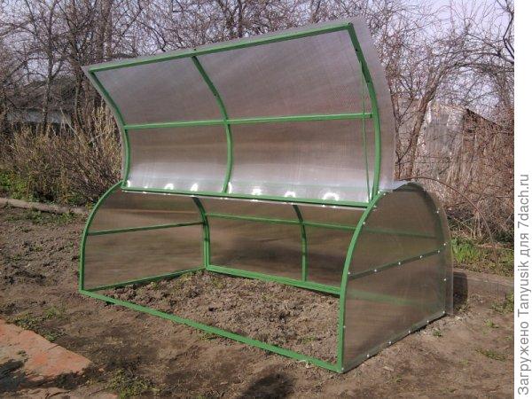 Здесь видно, что в 2-метровом парничке. створка крепится палочкой сбоку. Я бы для надежности с двух сторон так закрепляла, но на фото не вижу вторую палочку.