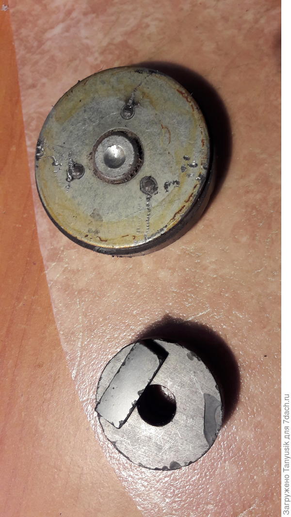 И вот такие магниты. Как их приладить к горшку? Или магнитные волны через землю тоже не проходят? Надо рядом с растением положить? Или поставить?