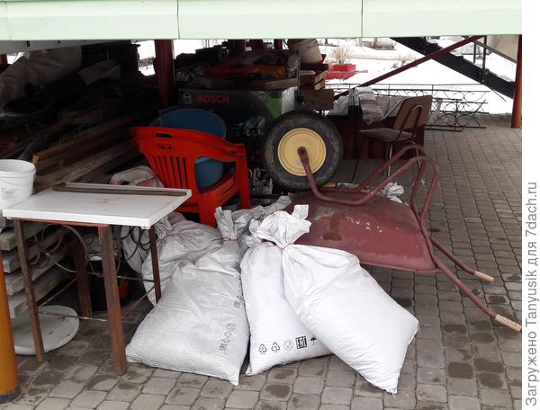 Земля Лютум хранится в мешках под дачным домиком. В этой земле я буду выращивать рассаду на даче. Слава богу, теперь нет необходимости таскать ее в городскую квартиру!