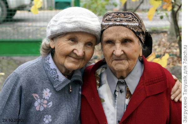 Сестры. Моя мама (слева) и тетя Оля.