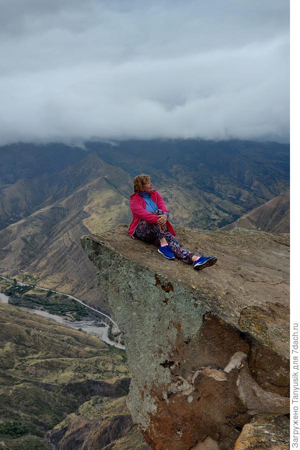 В заброшенном селе Гоор есть такой Язык Тролля. Не каждый отважится посидеть на краю обрыва!
