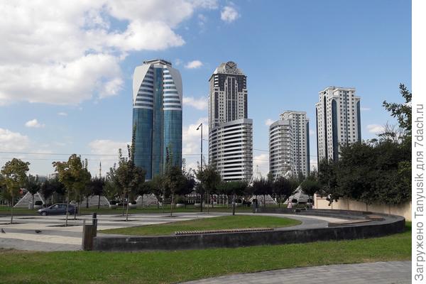 Новый Грозный ассоциируется у меня с Дубаем или Абу-Даби. Отстраивали всей Россией.