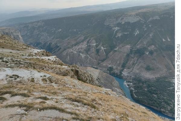 А где-то внизу маленькие-маленькие лодочки на реке Сулак. И еще парящие орлы, я насчитала 12 штук. Так необычно, что они были подо мной, а не сверху.