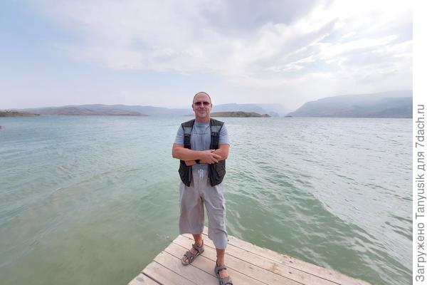 На берегу водохранилища, по которому нас катали на катере.