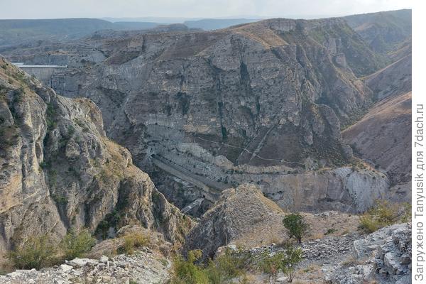 Вот он, знаменитый Сулакский каньон! Вдали виднеется Чиркейская ГЭС. Про эту плотину нам рассказывали в институте, когда я училась на гидротехническом факультете. Ее называют самой "стройной" в мире. Эта арочная плотина имеет двоякую кривизну, вогнута не только по вертикали, но и по горизонтали.