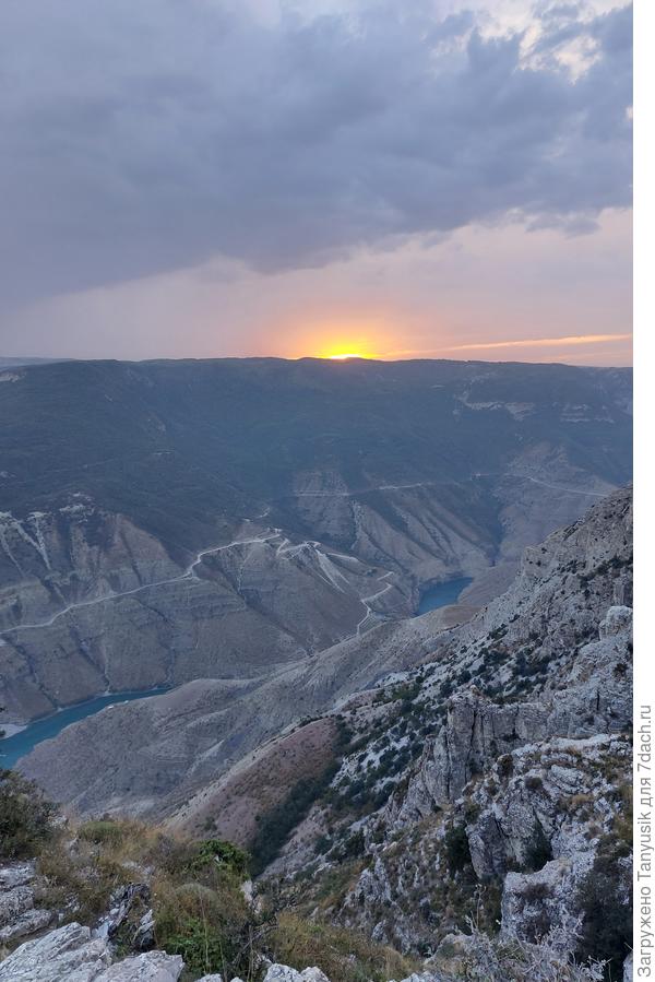 А на обратном пути мы любовались закатом в горах.