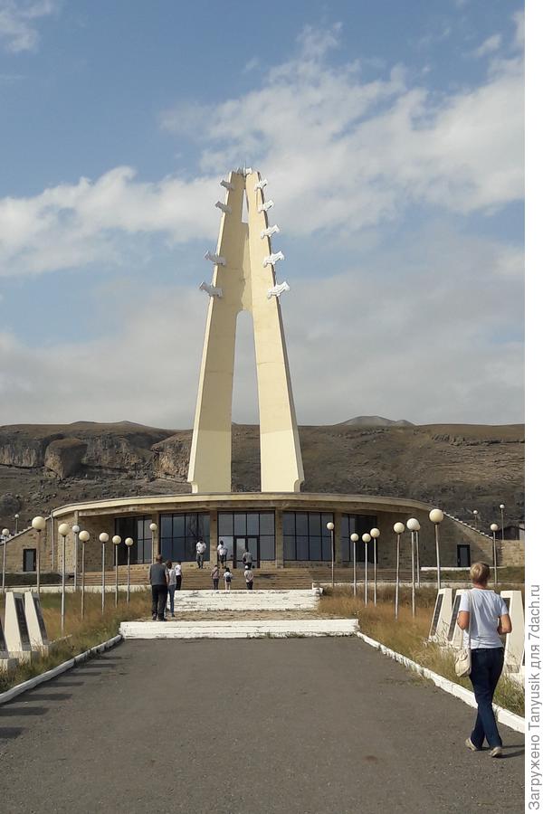 Мемориал должны достроить к августу 2023 г.