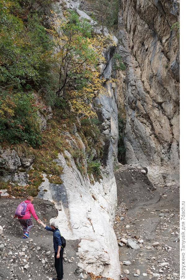 Наш проводник помогал преодолеть все препятствия.