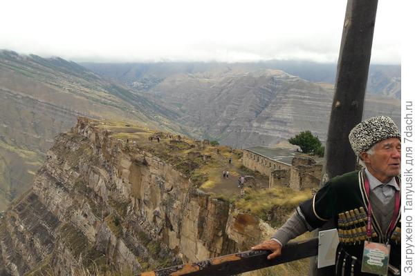 Но разве дашь этому человеку 82 года? Джигит, красавец!