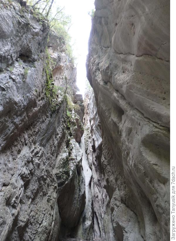 Проход становился всё уже и уже. Местами расстояние между стенами не превышало 1 метра.