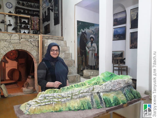 Фото из интернета. Здесь Патима показывает макет Гунибского плато. Само село - слева в нижней части. А самая высокая гора справа - это та гора Маяк, на которой мы должны были встречать рассвет.