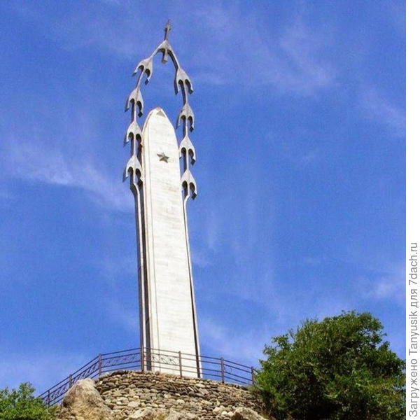 Памятник Белые журавли в с. Гуниб, Республика Дагестан. Фото из интернета.
