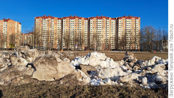 Только груды снега по обочинам.