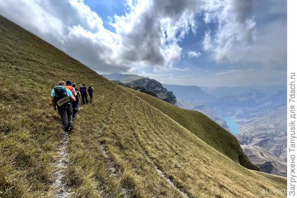 Мы плавно поднимались все выше и выше, любуясь горными пейзажами.
