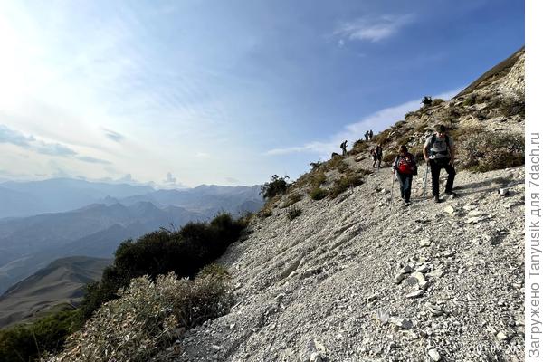 Утомительный и трудный спуск по осыпи.