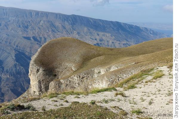 А эту интересную гору мы назвали "Ухо".