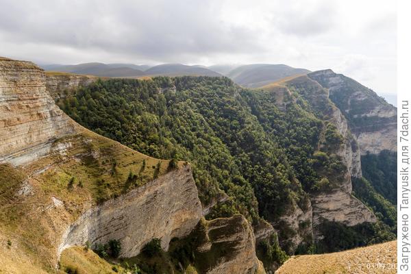 Место первого привала. За спиной - гора, впереди - пропасть.