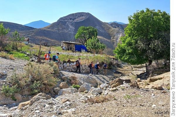 Опять спуск по древней заброшенной тропе, которая когда-то связывала жителей ущелья с ближайшим селом.