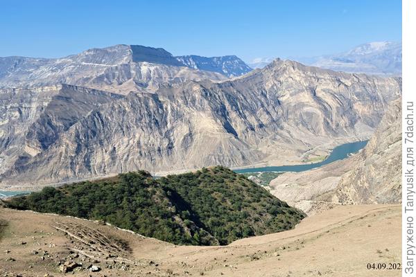 Нам туда, вниз, к реке.