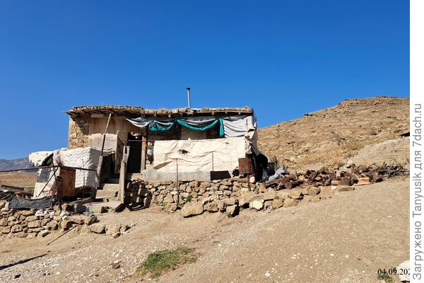 А это домик пастуха. Весьма колоритный.