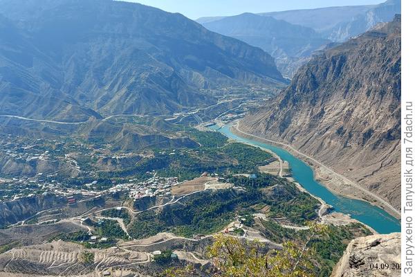 Через 2 часа спуска внизу увидели селение.
