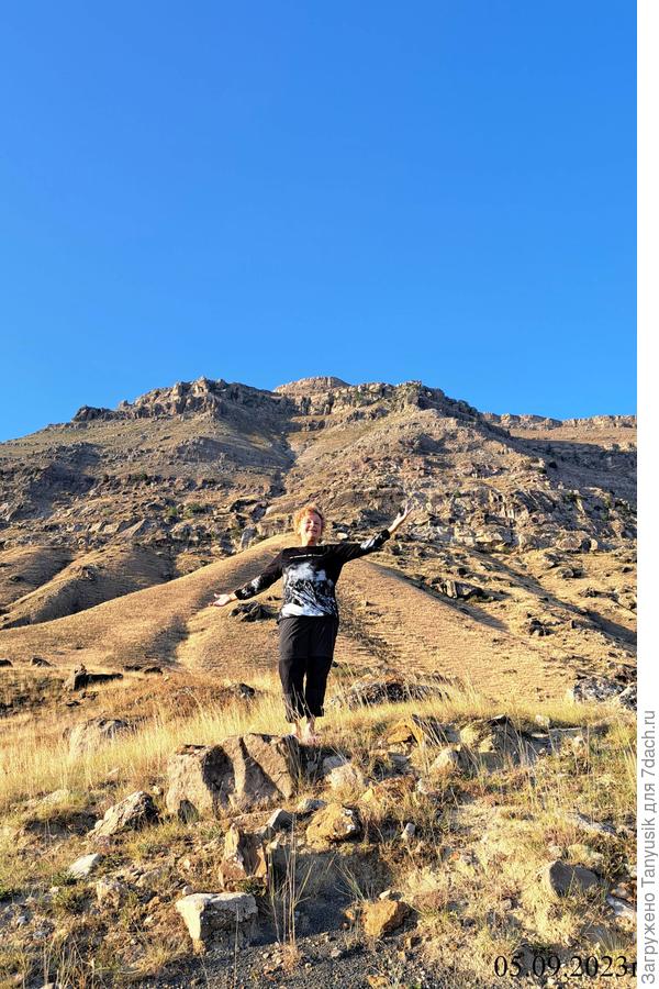 "Внизу не встретишь, как не тянись
За всю свою счастливую жизнь
Десятой доли таких красот и чудес"