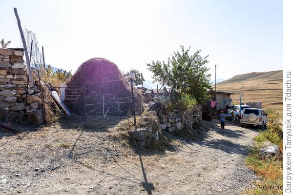 Сена заготовлено очень много. Ото лишь один симпатичный стог.