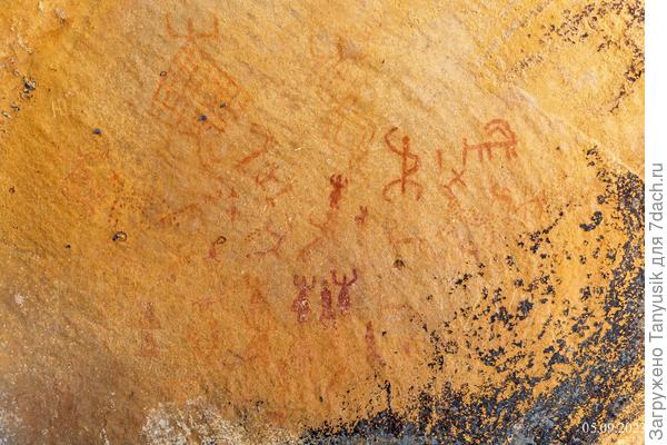 Удивительно, как эти рисунки сохранились за столько тысячелетий! Говорят, к охре подмешивали масла, жир, сок растений и даже кровь. Но достоверно пока не выяснено, на чем замешивали порошок охры.
