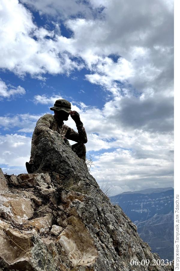 Я сначала подумала, что на вершине стоит такой памятник. Потом пригляделась - да это же наш Салман!